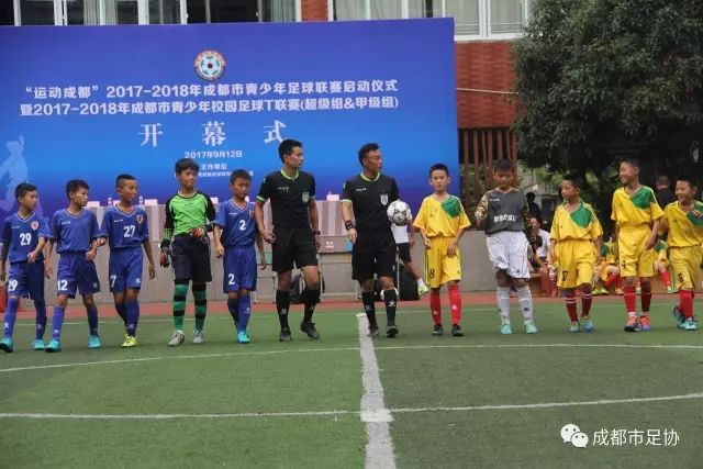 科斯蒂奇抵达伊斯但布尔 手持费内巴切围巾拍照